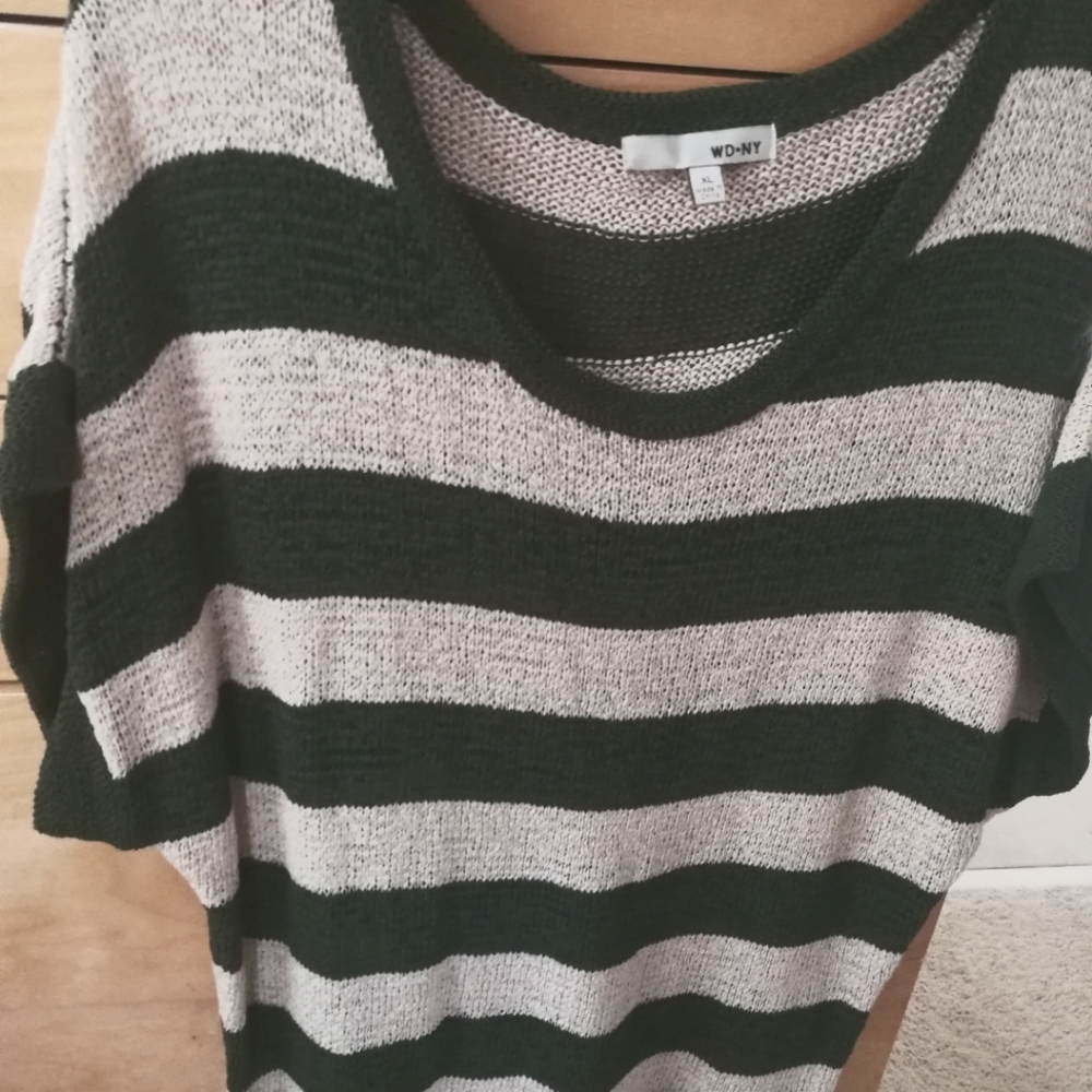 Short sleeve sweater blouse